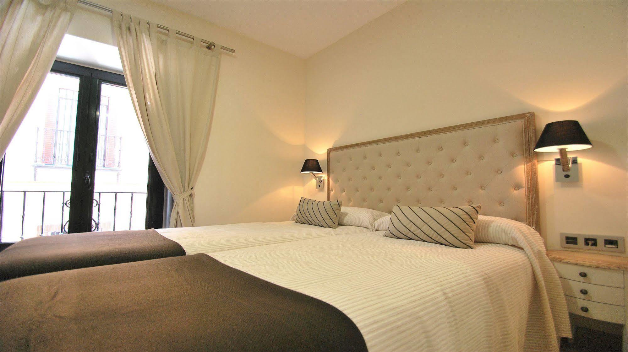 Apartamentos Living Sevilla Centro Maestranza Eksteriør bilde